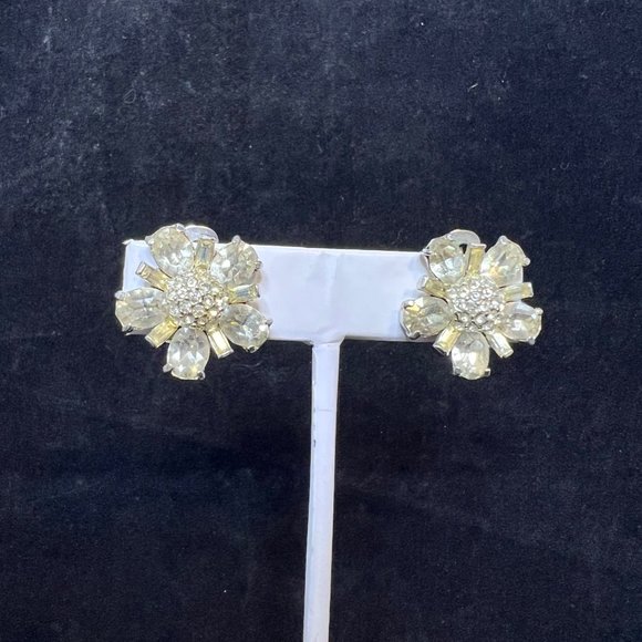 Unbranded Jewelry - Vintage Rhodium Plated Rhinestone Floral Clip On Earrings (3292)